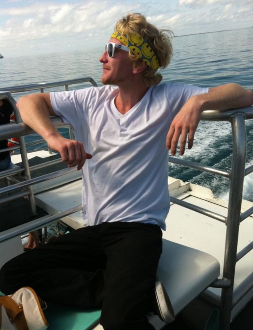 "The Bank accidentally gave me credit for 2 million and I spent it on strippers and cars" "The Bank accidentally gave me credit for 2 million and I spent it on strippers and cars"