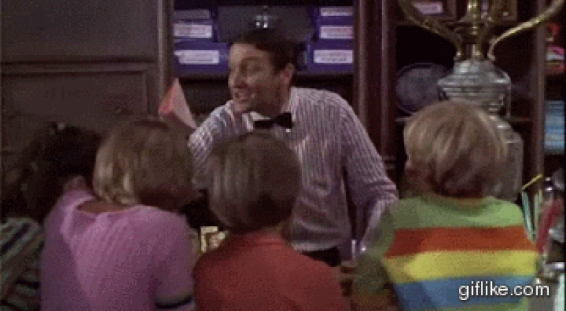 The bloopers of background: the extras that are screwed up