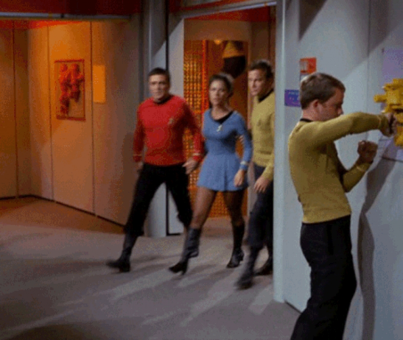 The bloopers of background: the extras that are screwed up