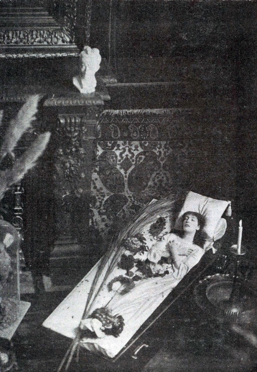 The divine Sarah: a wonderful actress, loved both female and male roles The divine Sarah: a wonderful actress, loved both female and male roles