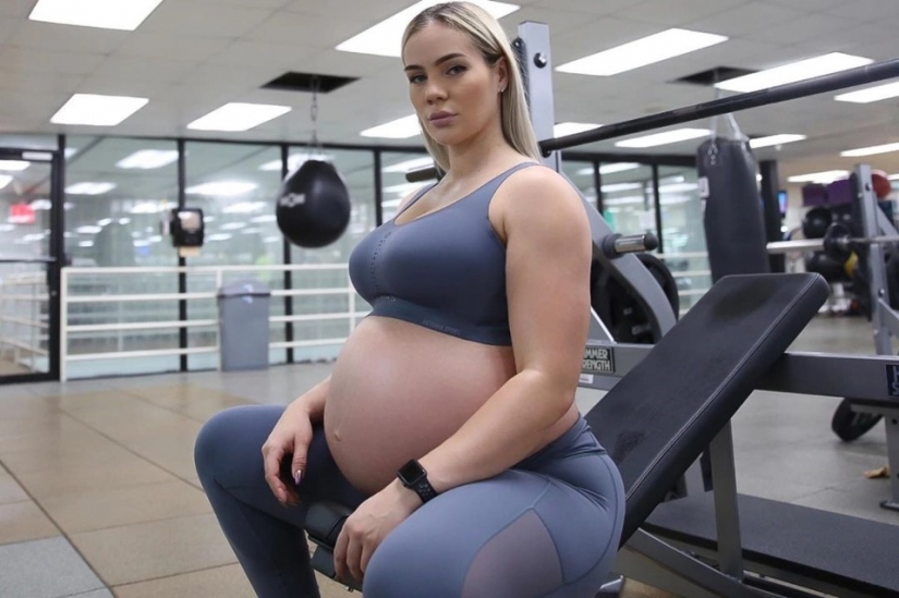 The female bodybuilder trained in a hall the whole pregnancy and even squatted during contractions