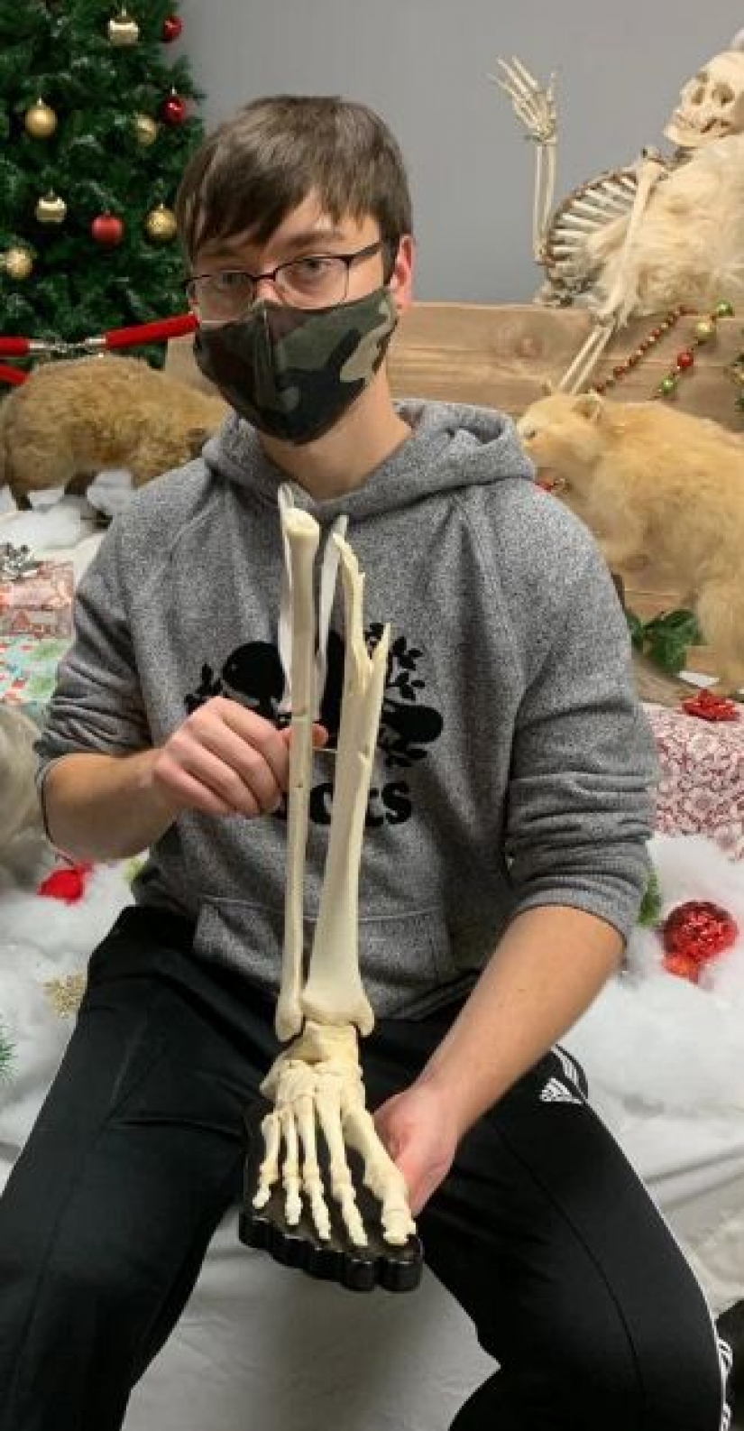 The guy from Canada got a gift for Christmas own foot The guy from Canada got a gift for Christmas own foot