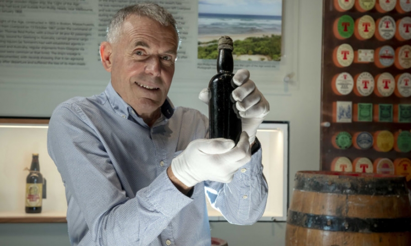 The oldest stout of Britain: a diver gave the Museum a 150-year old beer bottle found at the scene of a shipwreck The oldest stout of Britain: a diver gave the Museum a 150-year old beer bottle found at the scene of a shipwreck
