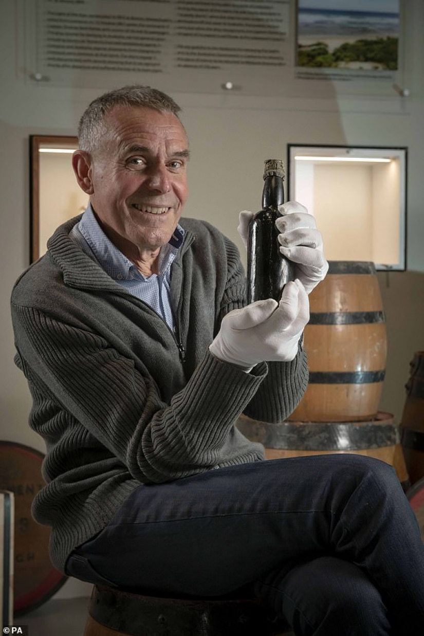 The oldest stout of Britain: a diver gave the Museum a 150-year old beer bottle found at the scene of a shipwreck The oldest stout of Britain: a diver gave the Museum a 150-year old beer bottle found at the scene of a shipwreck