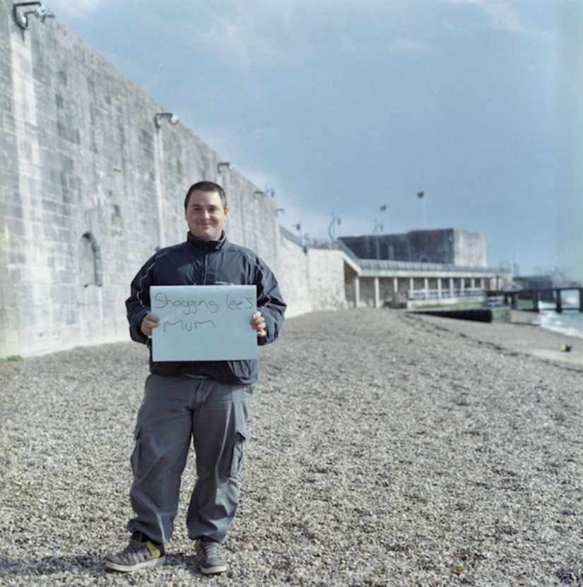 The photographer asked strangers about their biggest regrets and took a picture of the answer The photographer asked strangers about their biggest regrets and took a picture of the answer