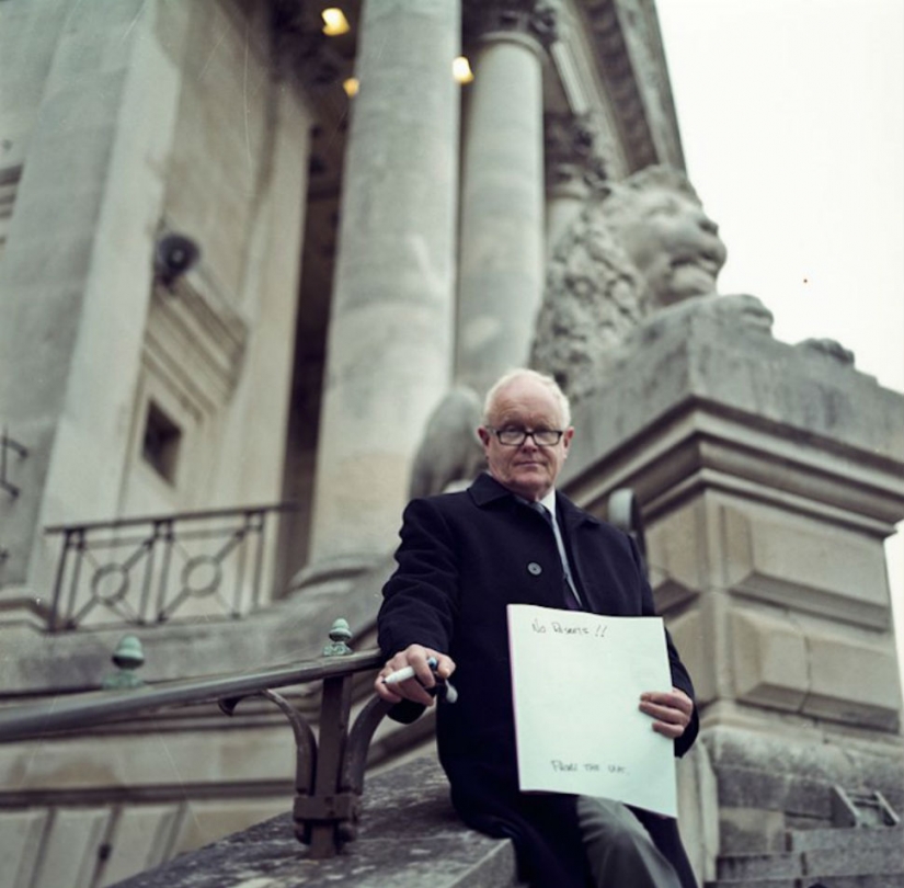 The photographer asked strangers about their biggest regrets and took a picture of the answer The photographer asked strangers about their biggest regrets and took a picture of the answer
