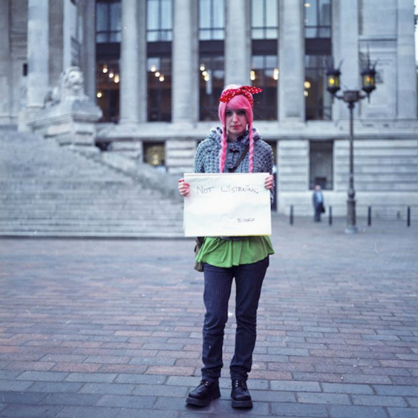 The photographer asked strangers about their biggest regrets and took a picture of the answer The photographer asked strangers about their biggest regrets and took a picture of the answer