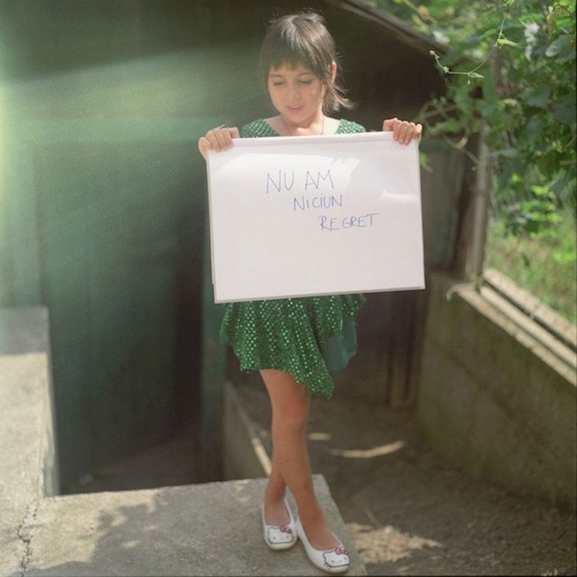 The photographer asked strangers about their biggest regrets and took a picture of the answer The photographer asked strangers about their biggest regrets and took a picture of the answer