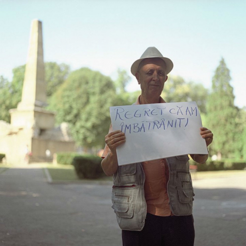 The photographer asked strangers about their biggest regrets and took a picture of the answer The photographer asked strangers about their biggest regrets and took a picture of the answer