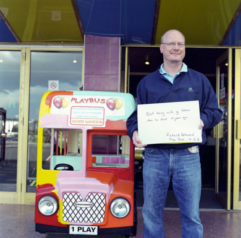 The photographer asked strangers about their biggest regrets and took a picture of the answer The photographer asked strangers about their biggest regrets and took a picture of the answer