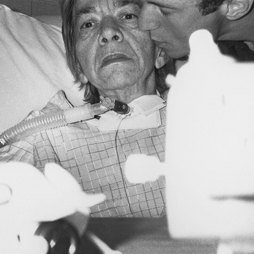 The photographer filmed the life and death of his mother, who had never been kissed The photographer filmed the life and death of his mother, who had never been kissed