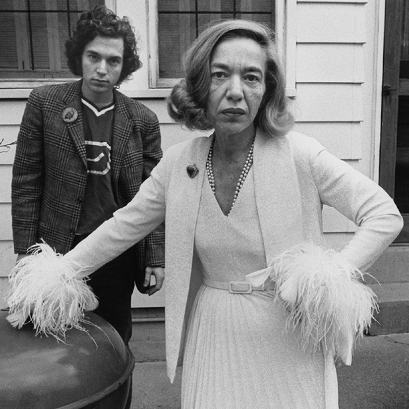 The photographer filmed the life and death of his mother, who had never been kissed The photographer filmed the life and death of his mother, who had never been kissed