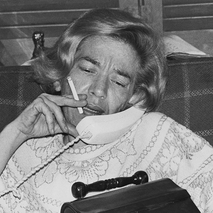 The photographer filmed the life and death of his mother, who had never been kissed The photographer filmed the life and death of his mother, who had never been kissed