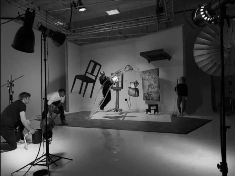 The photographer shot the iconic photo of Salvador Dali, replacing the cats with a toaster