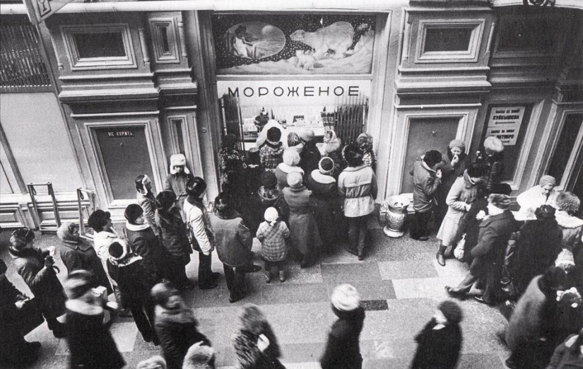 The Red square in sneakers: when the Gum was communal The Red square in sneakers: when the Gum was communal