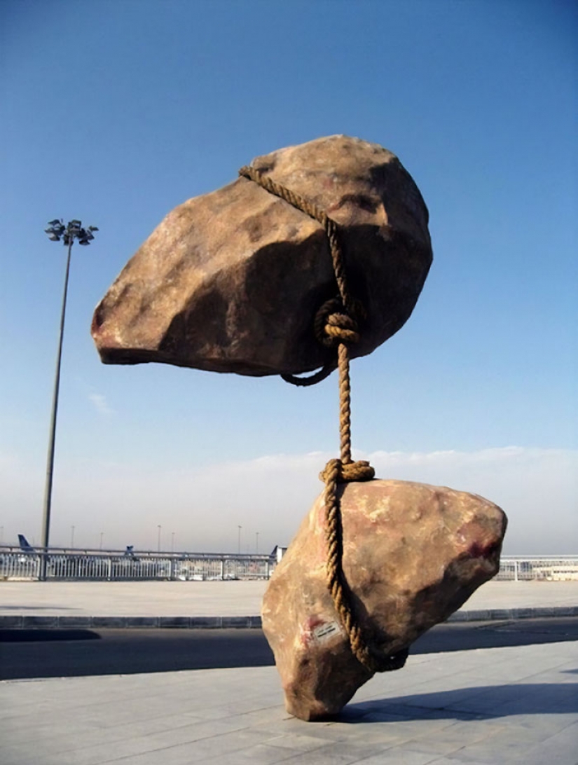 The stronger physics art: sculpture, despised the law of universal gravitation