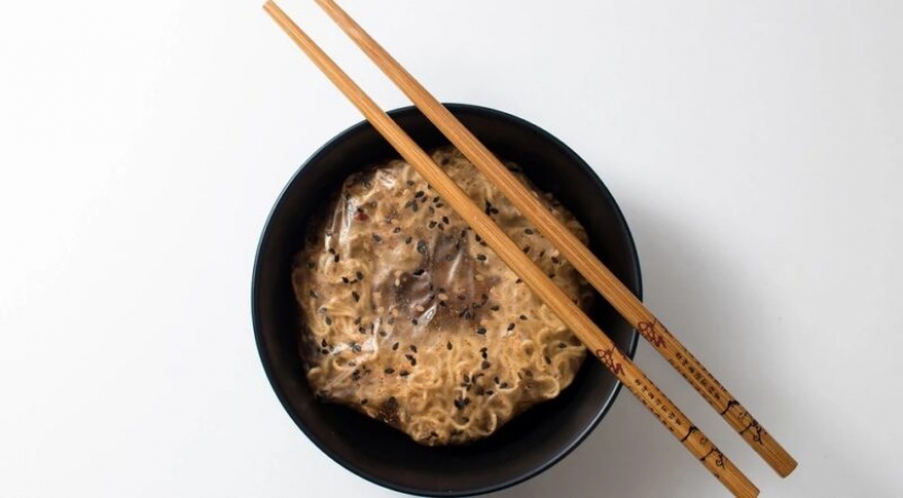 The student made edible packaging for noodles, which transformirovalsya in the sauce