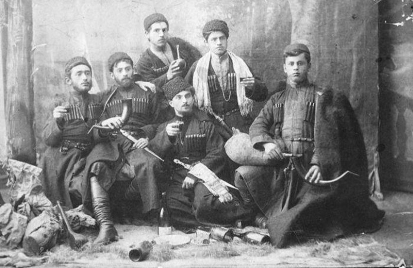 The traditions of Russian feast: 10 stacks for the road