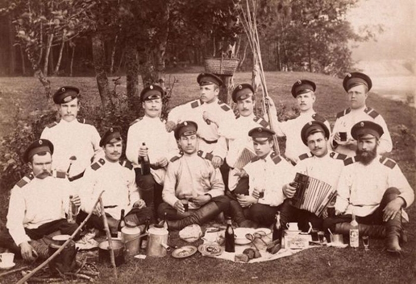 The traditions of Russian feast: 10 stacks for the road