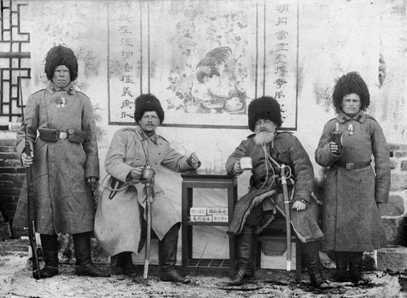 The traditions of Russian feast: 10 stacks for the road