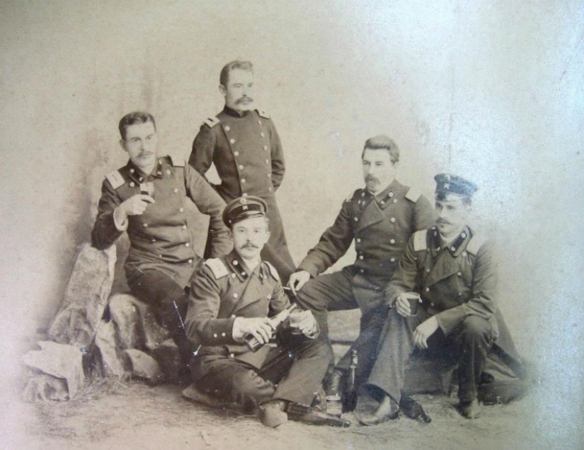 The traditions of Russian feast: 10 stacks for the road