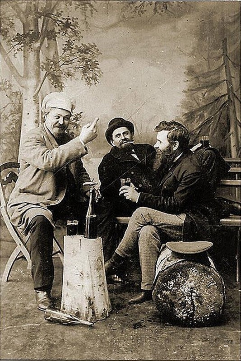 The traditions of Russian feast: 10 stacks for the road