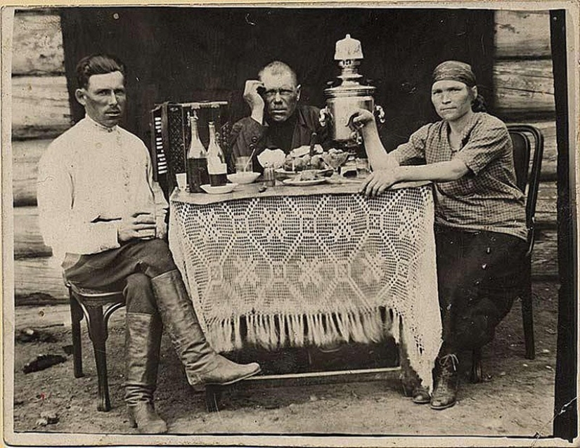 The traditions of Russian feast: 10 stacks for the road