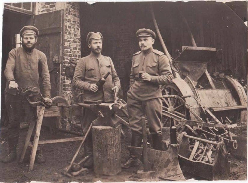 The traditions of Russian feast: 10 stacks for the road