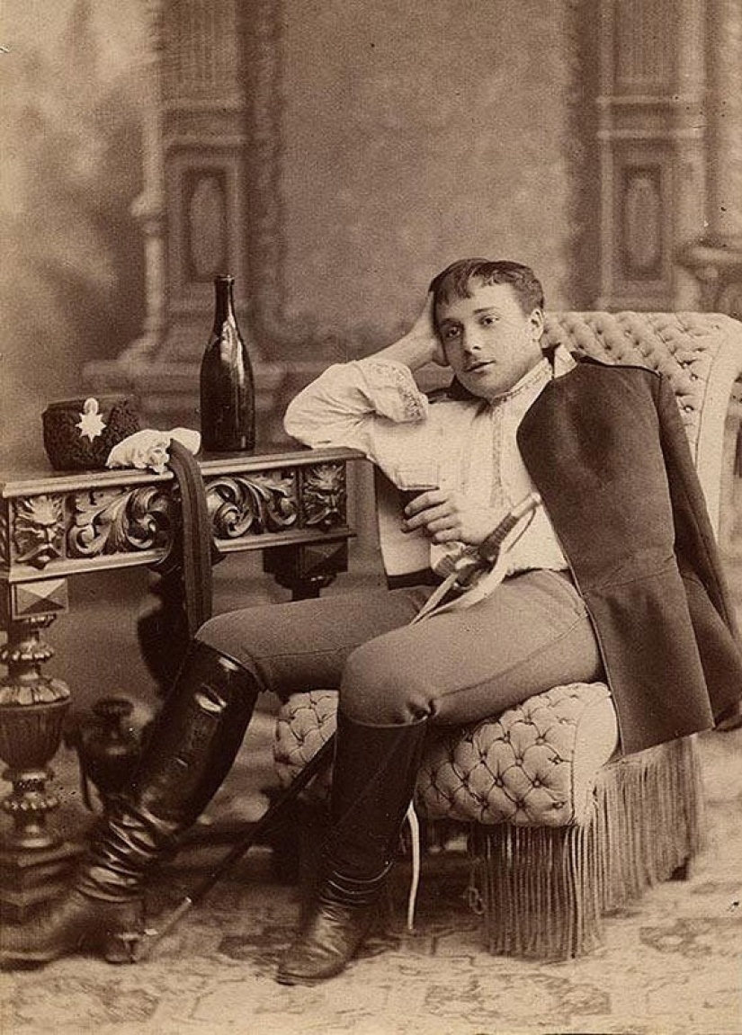 The traditions of Russian feast: 10 stacks for the road