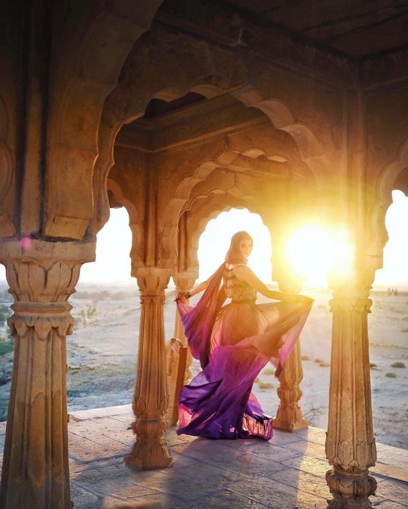 The world is under the skirt: the Russian traveler has conquered instagram photos to airy dresses