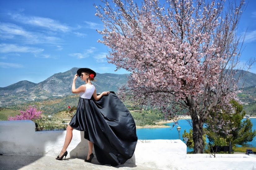 The world is under the skirt: the Russian traveler has conquered instagram photos to airy dresses