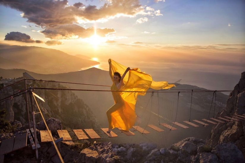 The world is under the skirt: the Russian traveler has conquered instagram photos to airy dresses