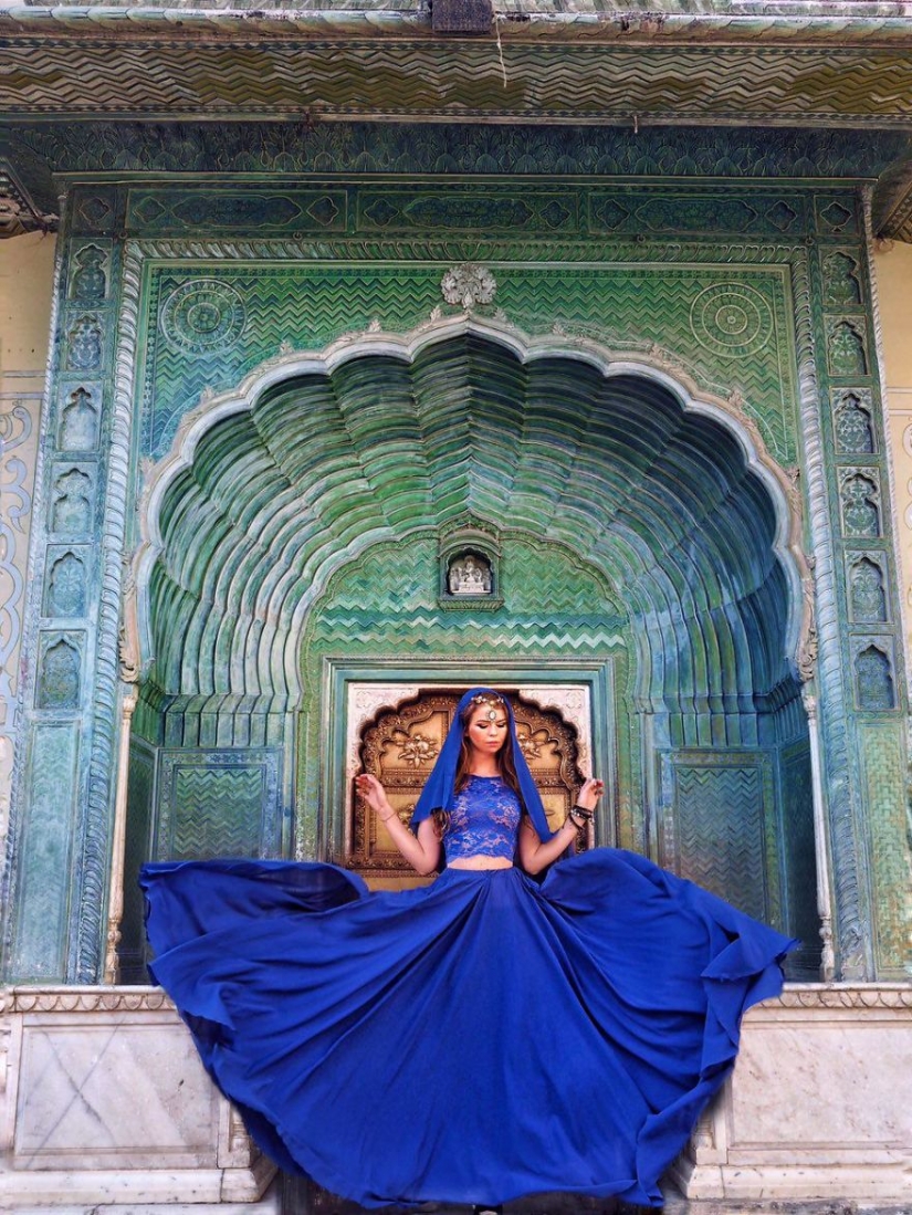 The world is under the skirt: the Russian traveler has conquered instagram photos to airy dresses