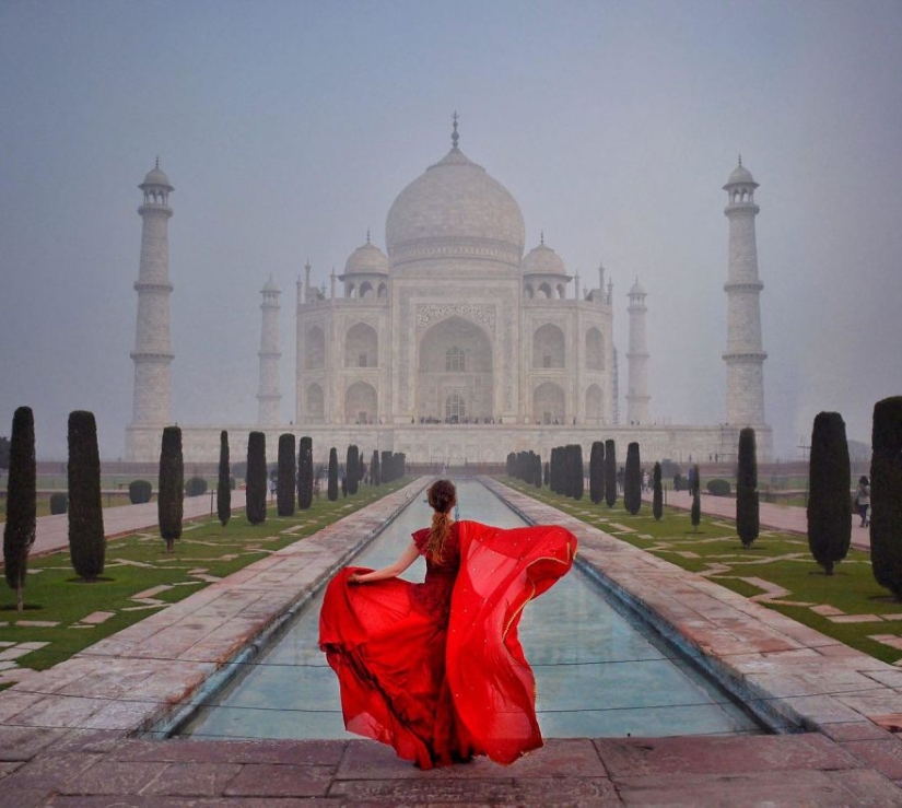 The world is under the skirt: the Russian traveler has conquered instagram photos to airy dresses