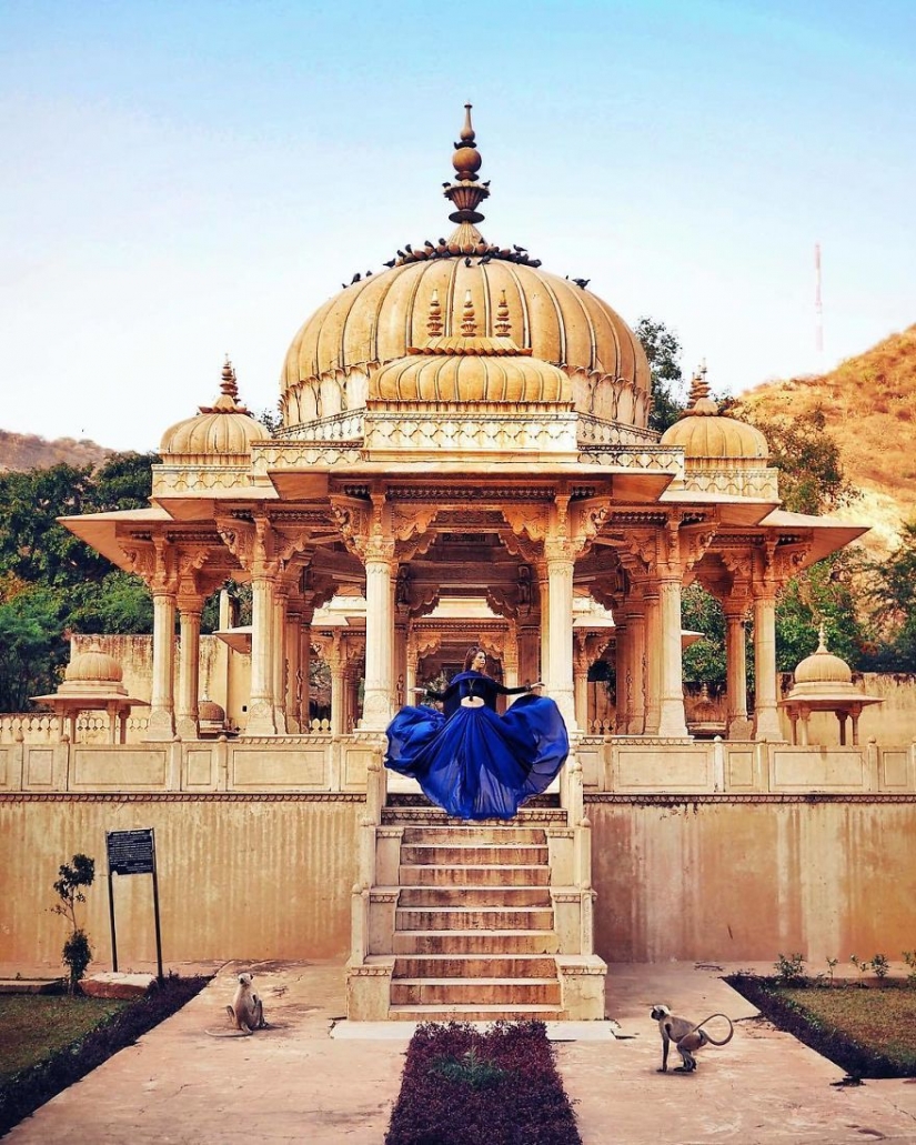 The world is under the skirt: the Russian traveler has conquered instagram photos to airy dresses
