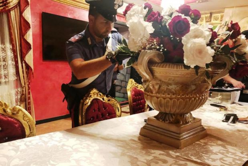 To confiscate and destroy: in Italy, the demolition of the Villa Roma mafia family To confiscate and destroy: in Italy, the demolition of the Villa Roma mafia family