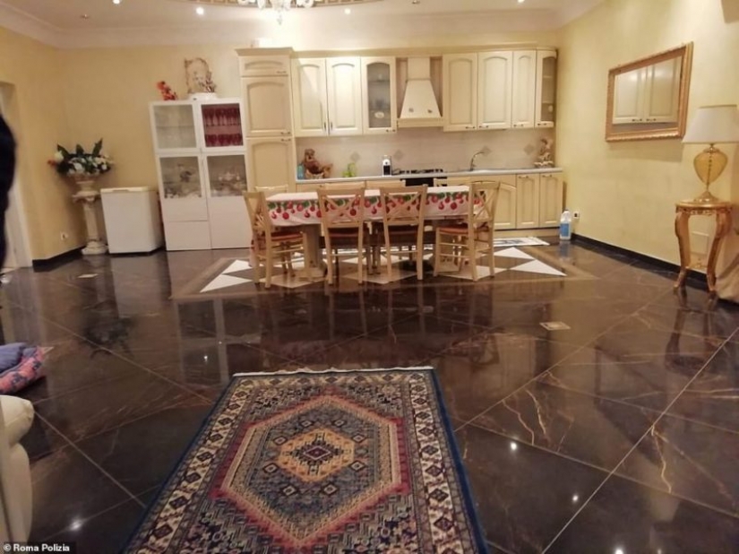 To confiscate and destroy: in Italy, the demolition of the Villa Roma mafia family To confiscate and destroy: in Italy, the demolition of the Villa Roma mafia family