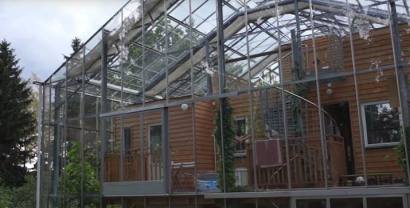 To heat your home, a couple built around it a huge greenhouse