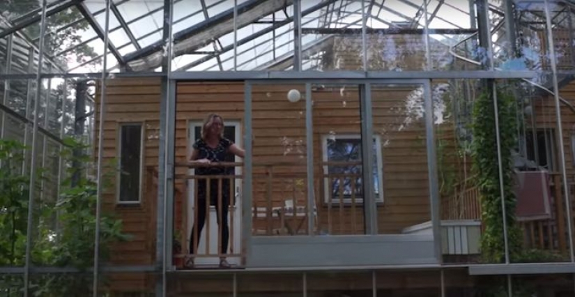 To heat your home, a couple built around it a huge greenhouse