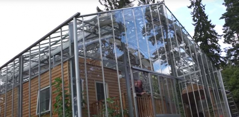 To heat your home, a couple built around it a huge greenhouse