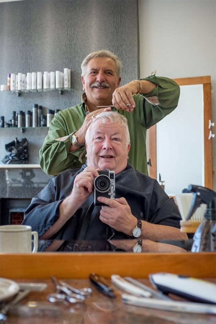 Trip to the Barber of a lifetime: the British for nearly half a century makes such a selfie Trip to the Barber of a lifetime: the British for nearly half a century makes such a selfie