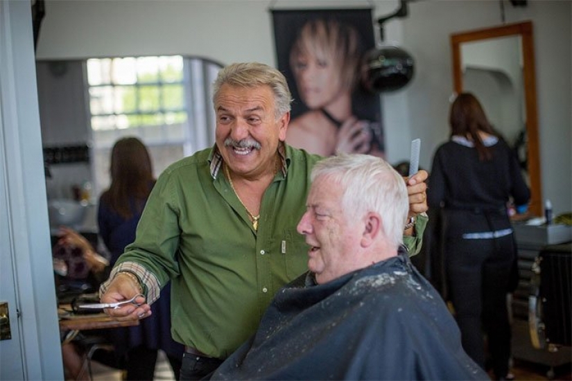 Trip to the Barber of a lifetime: the British for nearly half a century makes such a selfie Trip to the Barber of a lifetime: the British for nearly half a century makes such a selfie