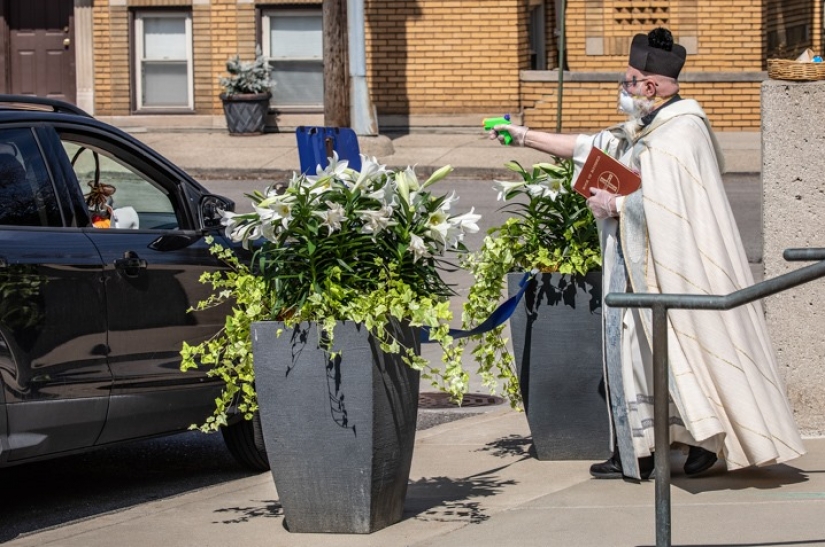 Un sacerdote en los Estados unidos bendice a la congregación con una pistola de agua y se convirtió en la estrella de las redes sociales