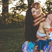 Una relación especial: una madre alimenta a su hijo de cinco años, tres veces al día