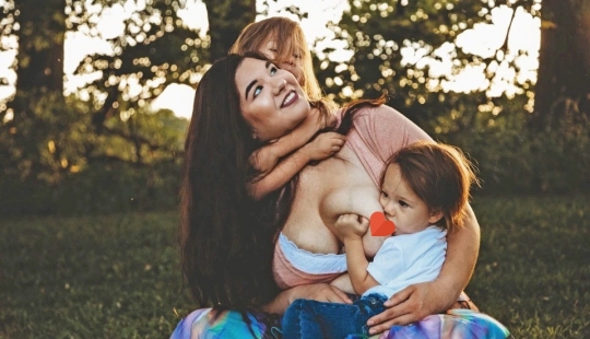 Una relación especial: una madre alimenta a su hijo de cinco años, tres veces al día Una relación especial: una madre alimenta a su hijo de cinco años, tres veces al día