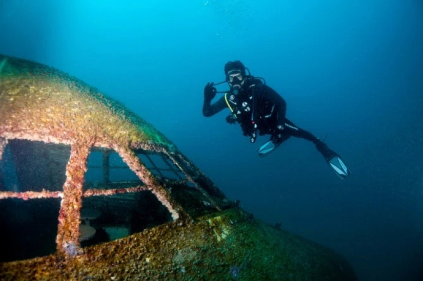 Under a plane wing about something sings the green sea in Bahrain opened underwater Park inside the "Boeing"