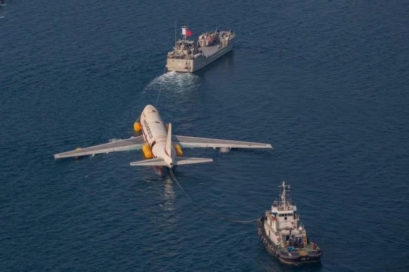 Under a plane wing about something sings the green sea in Bahrain opened underwater Park inside the "Boeing"