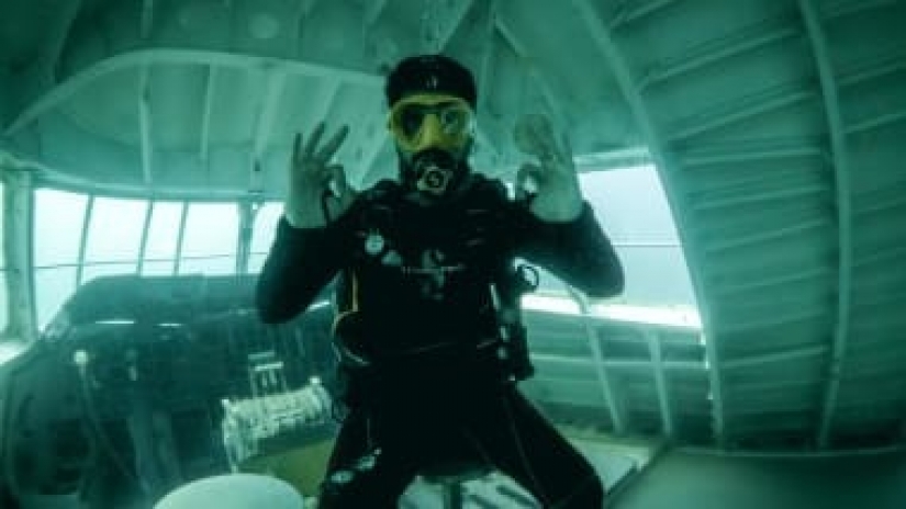 Under a plane wing about something sings the green sea in Bahrain opened underwater Park inside the "Boeing"