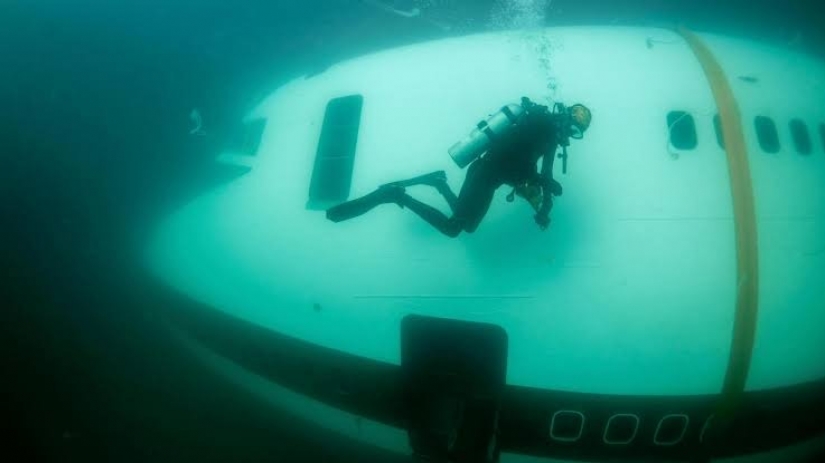 Under a plane wing about something sings the green sea in Bahrain opened underwater Park inside the "Boeing"