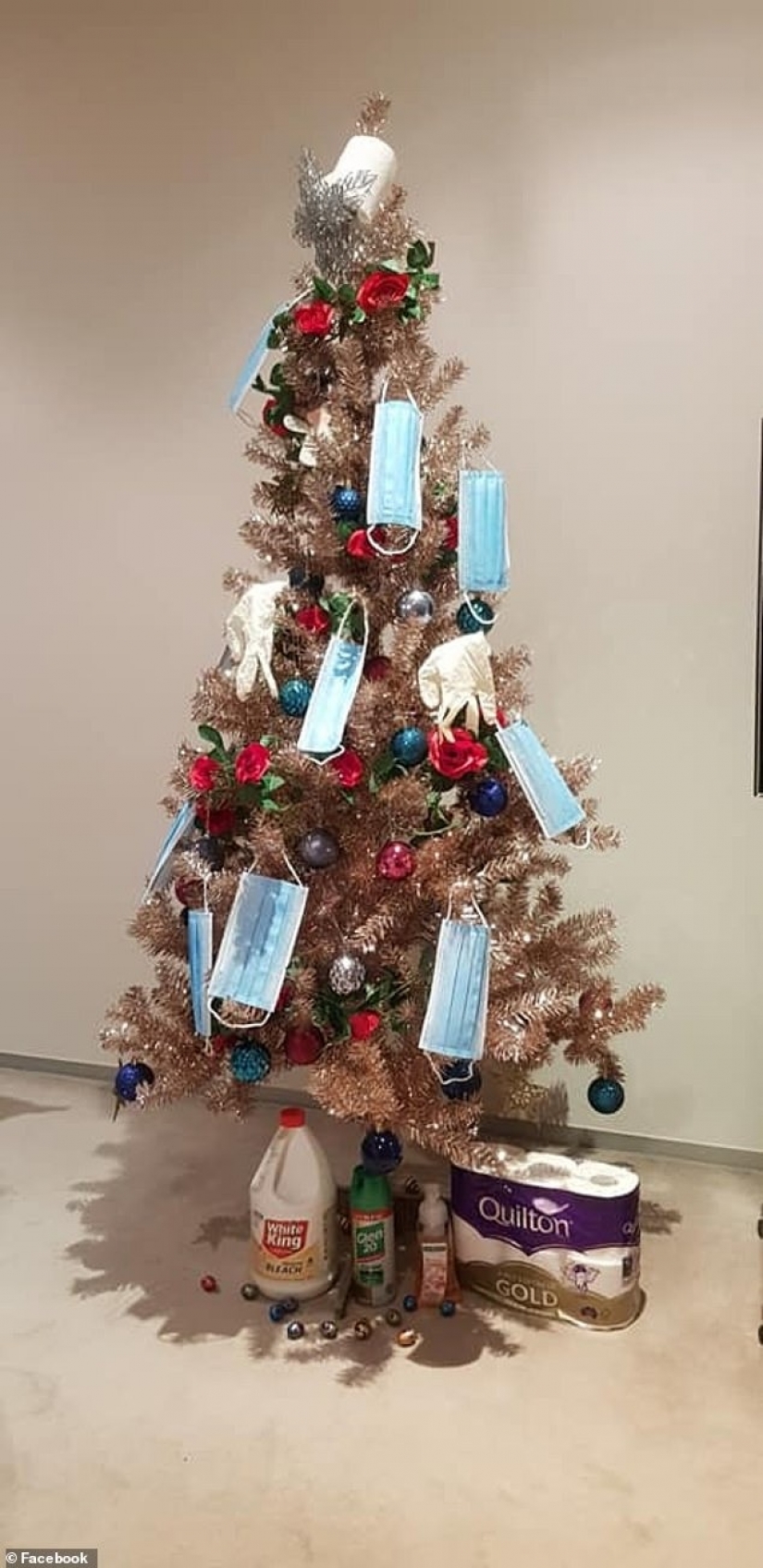 Uno, dos, tres! La corona, ¡fuera! El Británico decorar el árbol de Navidad en el estilo de Covid-19 y compartir las fotos en redes sociales Uno, dos, tres! La corona, ¡fuera! El Británico decorar el árbol de Navidad en el estilo de Covid-19 y compartir las fotos en redes sociales